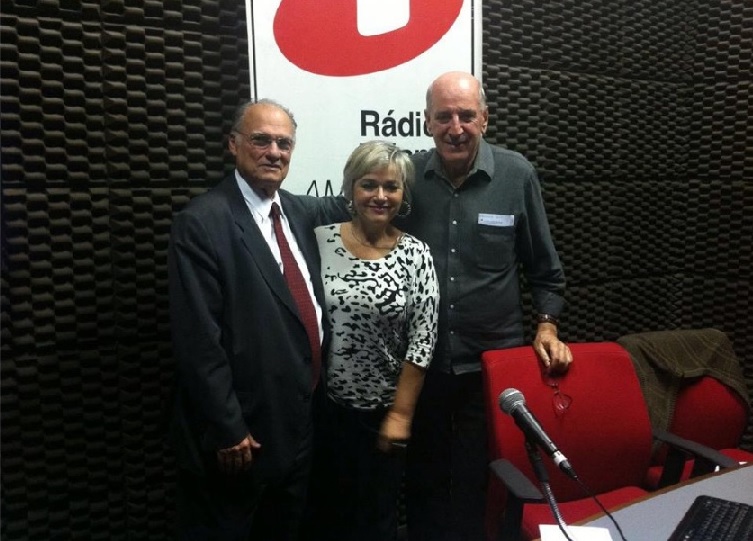 ADRIANA CAMBAÚVA comanda diariamente o Programa VIA PAULISTA, na Rádio Trianon de SP (740AM)