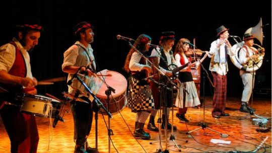 POIN – PEQUENA ORQUESTRA INTERATIVA Segue Agitando São Paulo